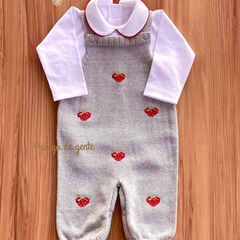 Jardineira Tricot Bordada com Body Golinha Viés Moranguinhos