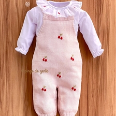 Jardineira Tricot Bordada com Body Golinha Palhaço Cerejinhas