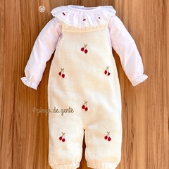 Jardineira Tricot Bordada com Body Golinha Palhaço Cerejinhas