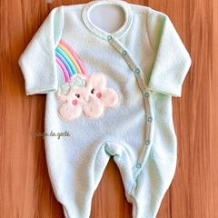 Macacão Soft Bouclé Bordado Arco Íris